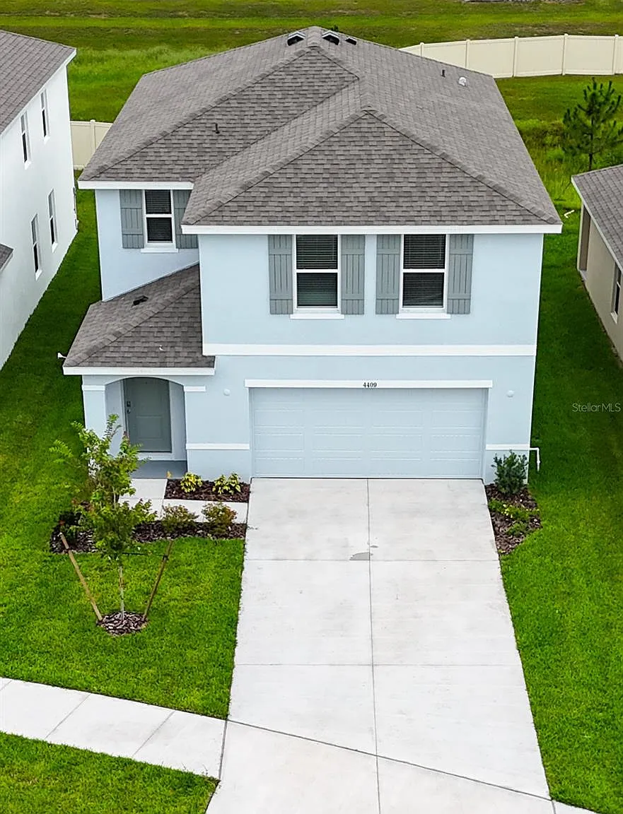 4 bed, 2.5 bath, 2305 sqft, $3,000 — Photo 1
