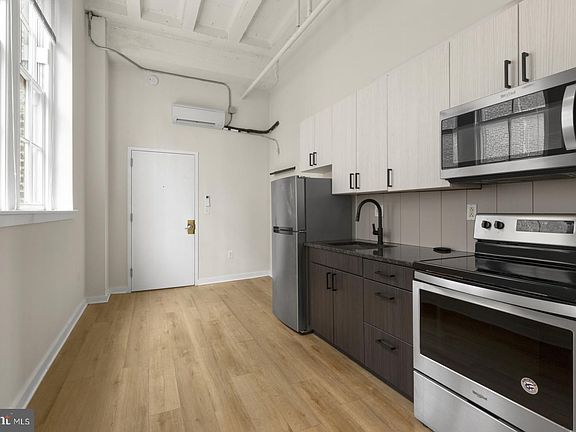 5th image of 109 W Wildey St Unit 301