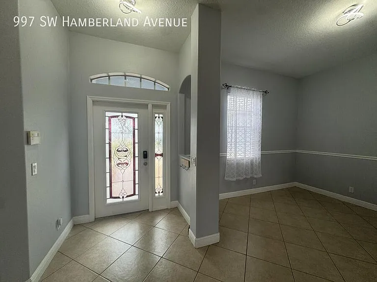 997 SW Hamberland Ave — Photo 1