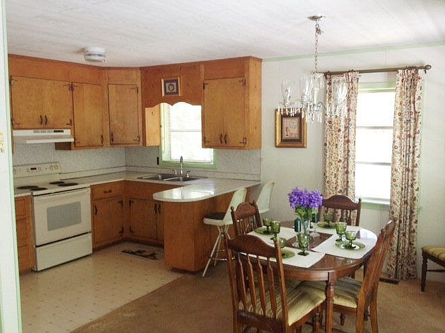 2nd image of 400 Wyanoak Rd