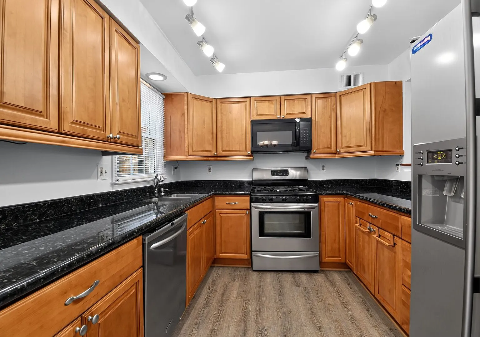 Welcome home to this light-filled, updated 4Bd/3.5Bth brick TH nestled in the sought-after Boniwo... — Photo 2