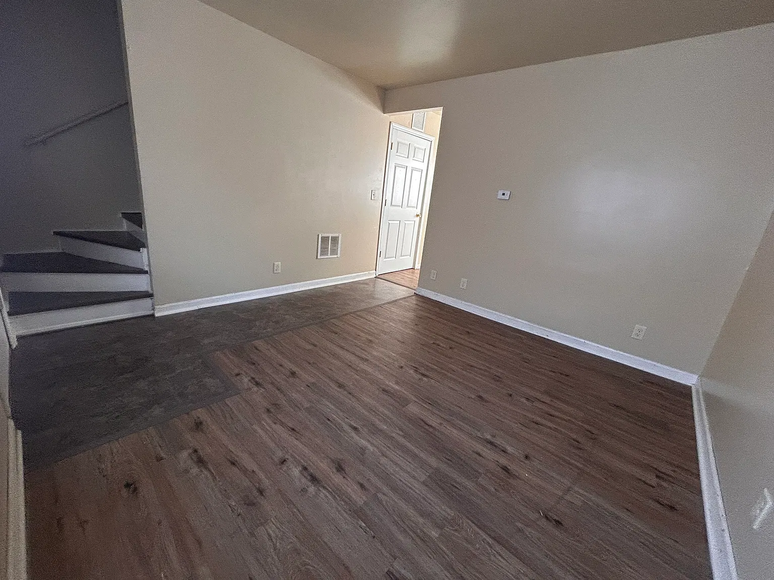 3 bed, 875 sqft, $1,225 — Photo 2