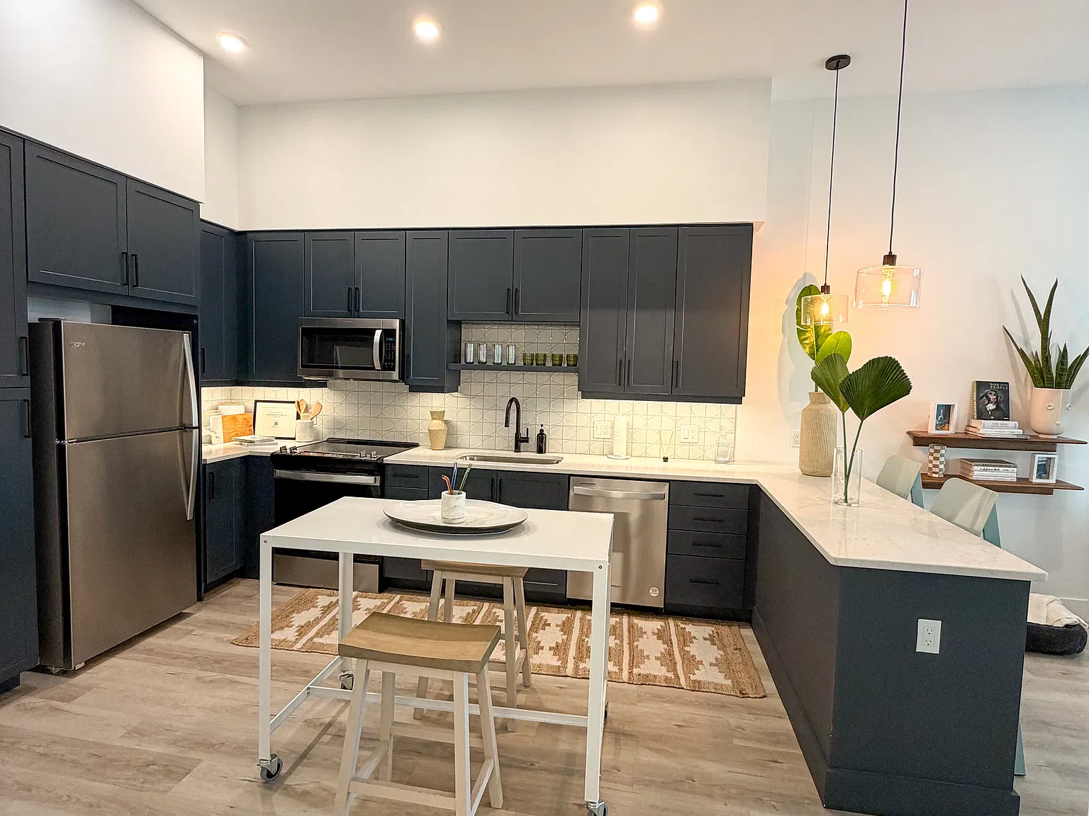 1 bed, 650 sqft, $2,440 — Photo 1