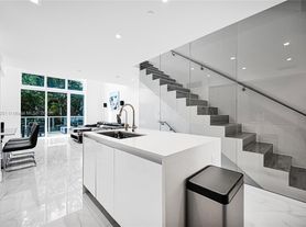 455 NE 39th St