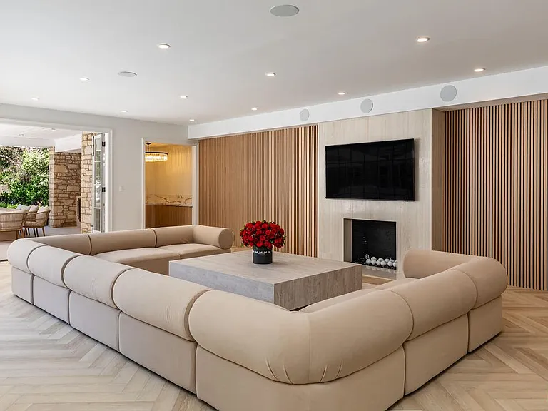 702 N Beverly Dr — Photo 20