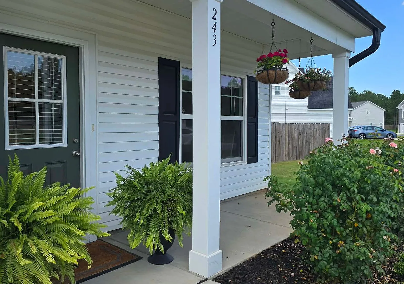 4-bedroom, 2.5-bath rental featuring an inviting open floor plan in Linden — Photo 3