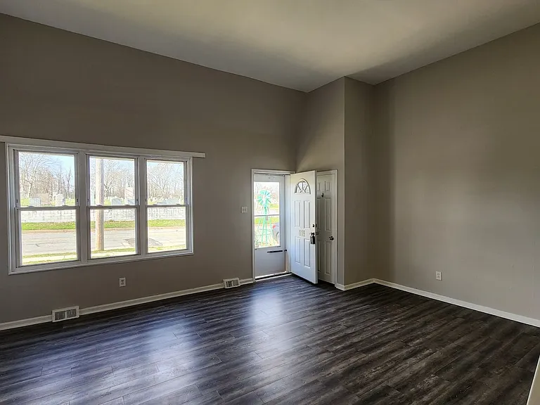 119 E Laughead Ave — Photo 9