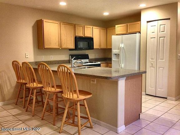 4th image of 814 Mimosa Pl