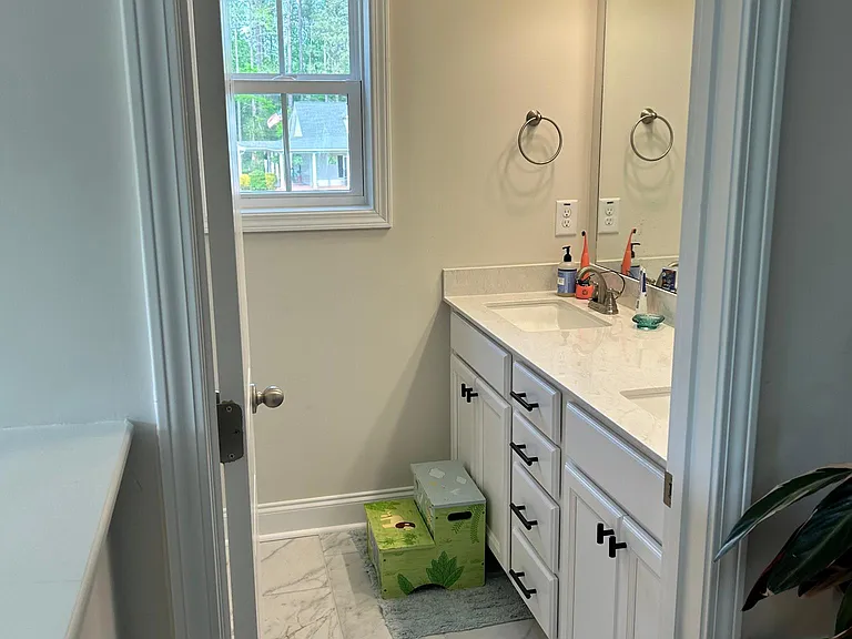 Upstairs/guest full bath
