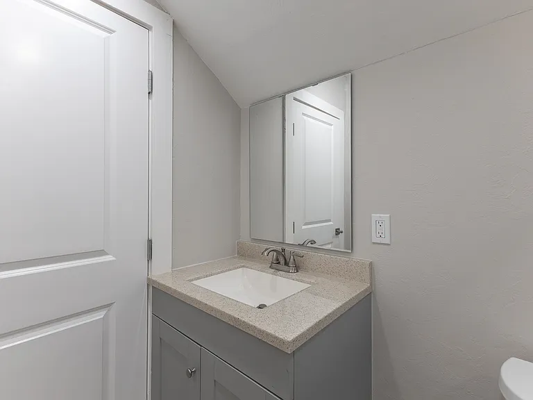 2547 SW 23rd St #UPPER — Photo 43