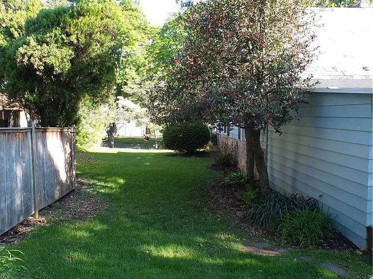2440 W Livingston St — Photo 36