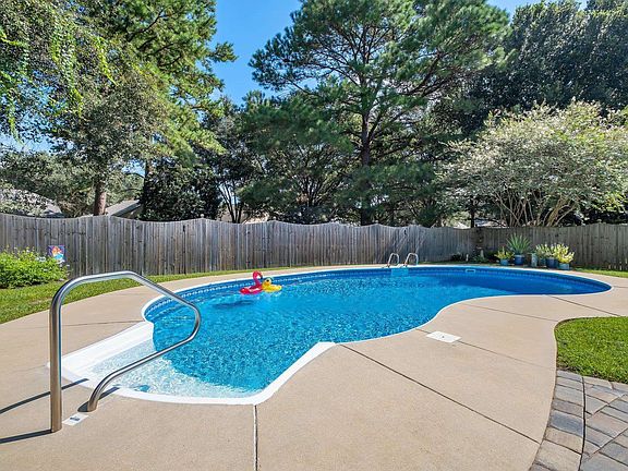 2nd image of 152 Sugar Plum Dr
