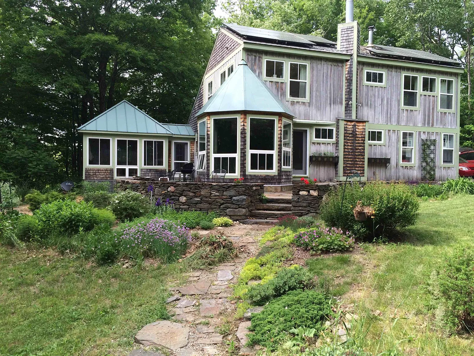 346 Ireland St — Photo 2