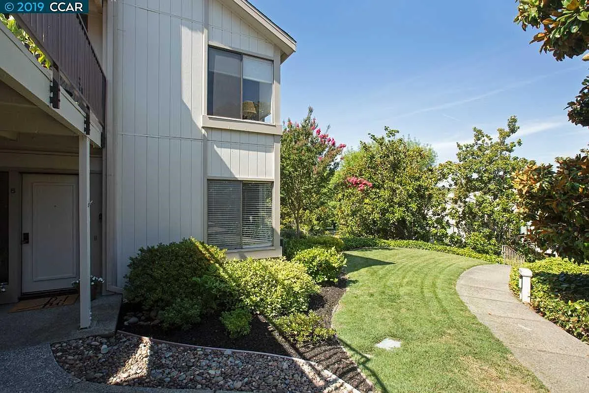 3386 Rossmoor Pkwy APT 8 photo 1