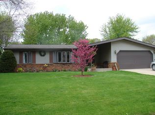 19 Cambridge Dr, Spring Valley, IL 61362