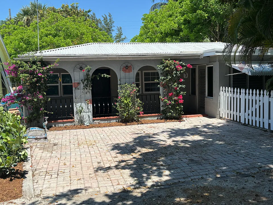 3807 Periwinkle Ln