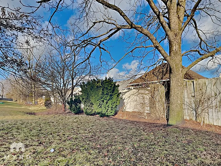 1698 Prairieview Ln — Photo 33