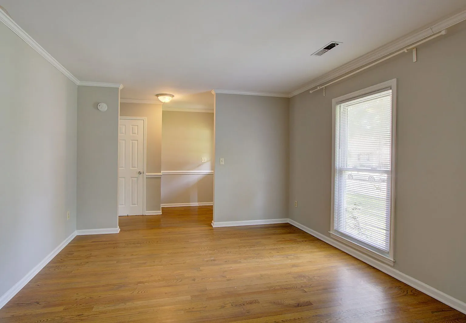 3 bed, 2.0 bath, 1470 sqft, $2,400 — Photo 4