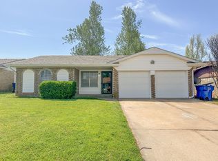 320 E Hillcrest Ln, Mustang, OK 73064
