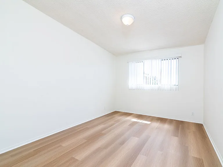 St Elmo Apartments — Photo 9