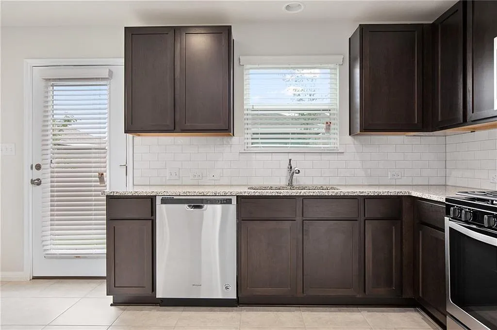 3 bed, 2.5 bath, 1280 sqft, $1,995 — Photo 4
