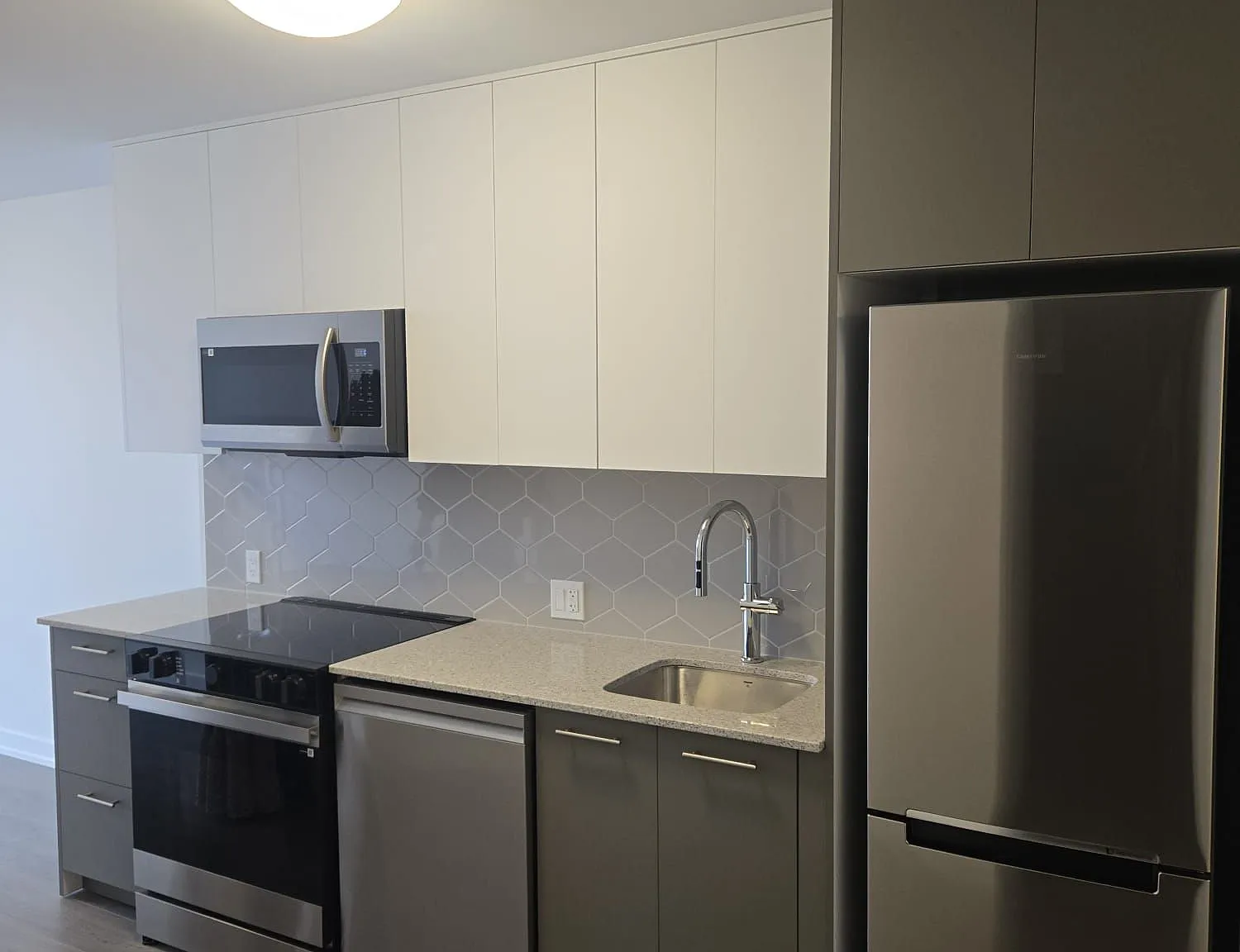 Tek Condos — Photo 3
