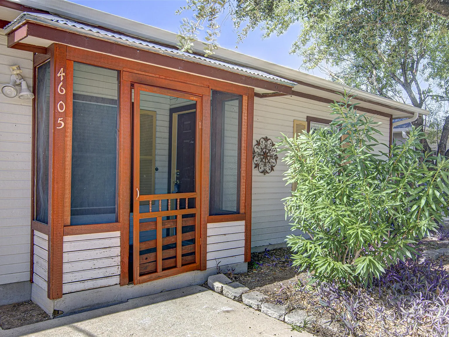 3 bed, 1.0 bath, 1043 sqft, $2,095 — Photo 3