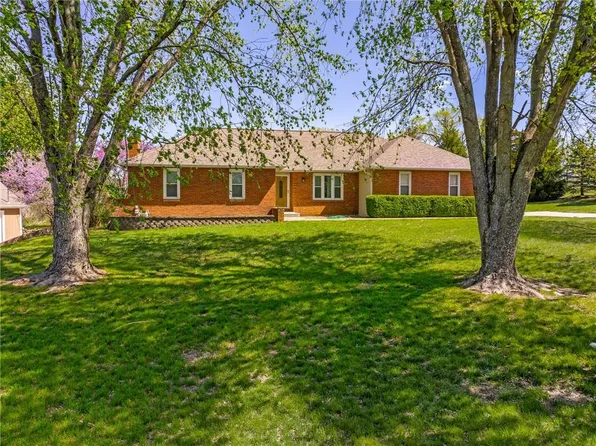 9015 Craig Dr, De Soto, KS 66018