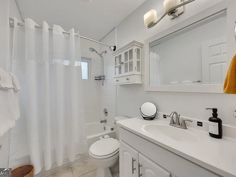 1040 Herndon St NW #B — Photo 15
