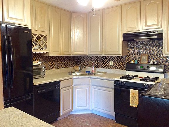5th image of 303 Bromley Pl