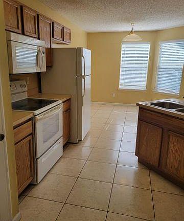 2nd image of 256 Southlake Dr