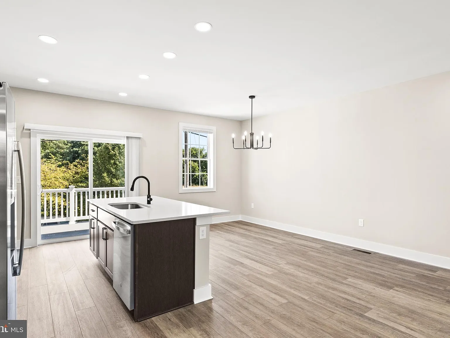 4 bed, 4.0 bath, 1800 sqft, $2,000 — Photo 4