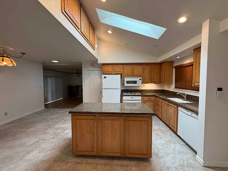 153 Waterglen Cir — Photo 34