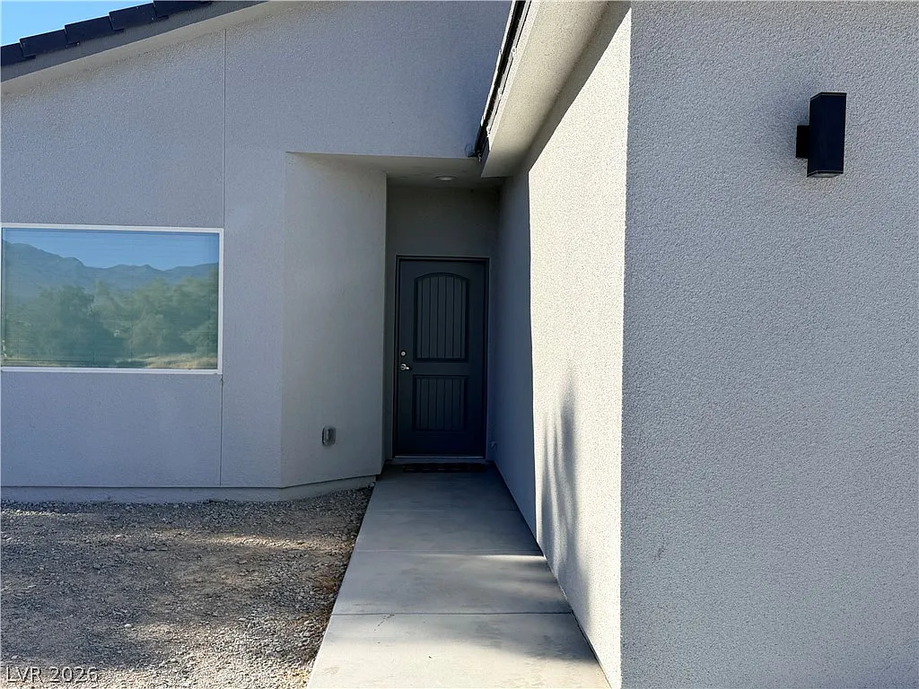 3 bed, 2.0 bath, 2088 sqft, $1,900 — Photo 2