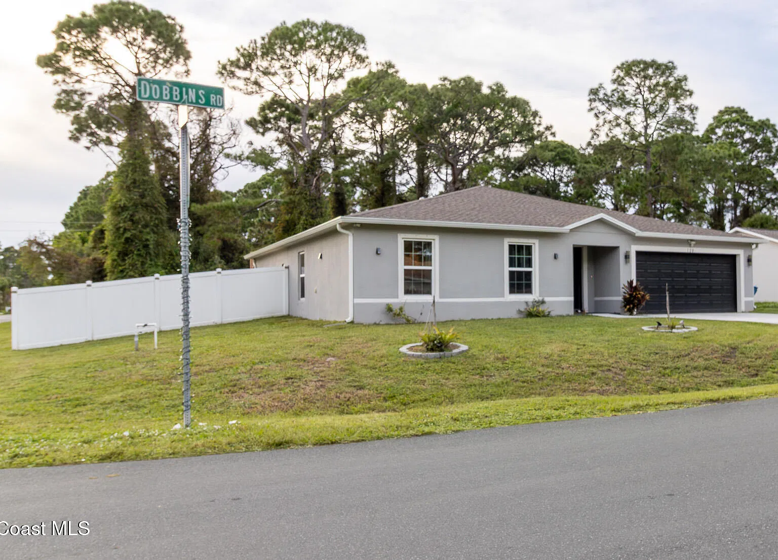 4 bed, 2.0 bath, 1845 sqft, $2,600 — Photo 2