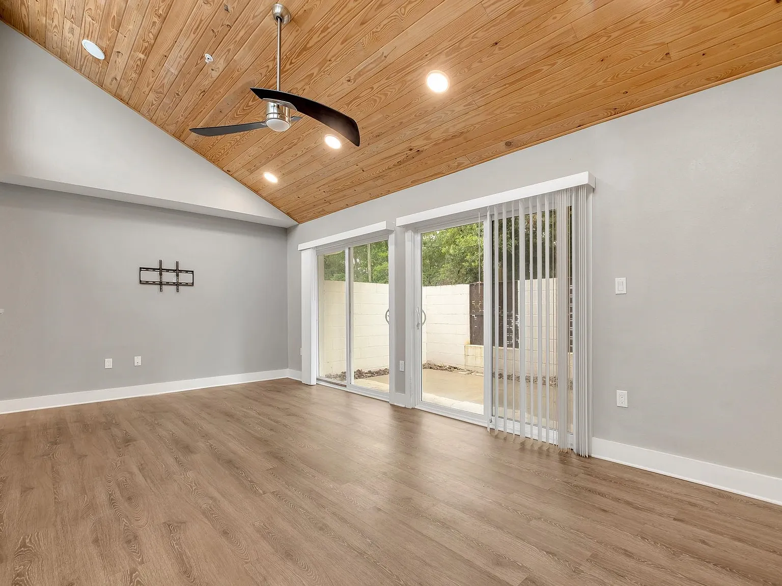 2 bed, 1100 sqft, $1,675 — Photo 1