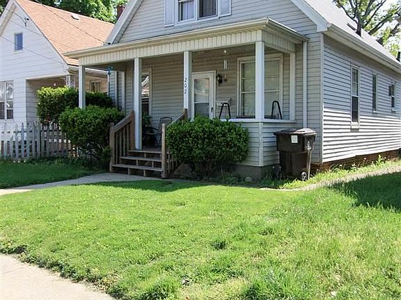 3rd image of 202 NE Rock Island Ave