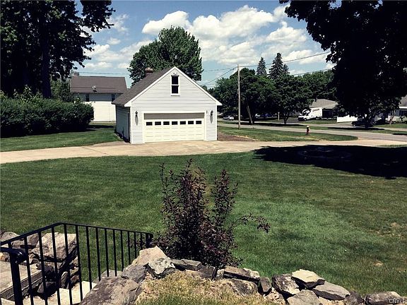 4th image of 717 Parkway E