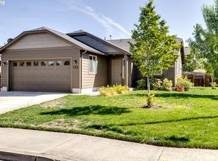 135 E Tyler Ave, Cottage Grove, OR 97424