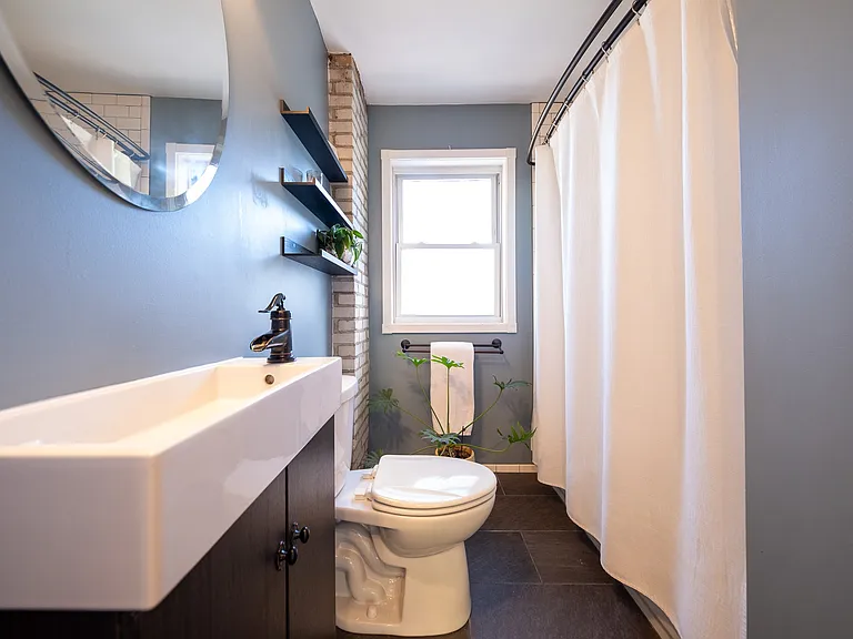 2050 Montreal Ave — Photo 14