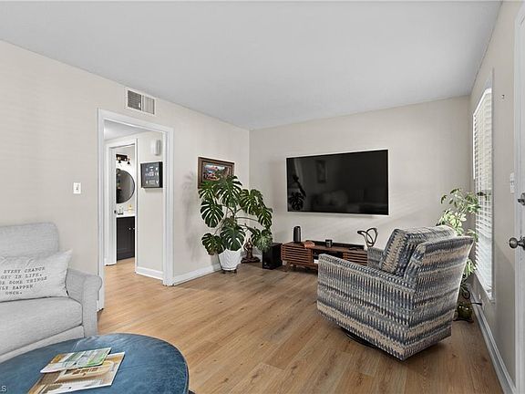 5th image of 1007 Robin Hood Rd APT C