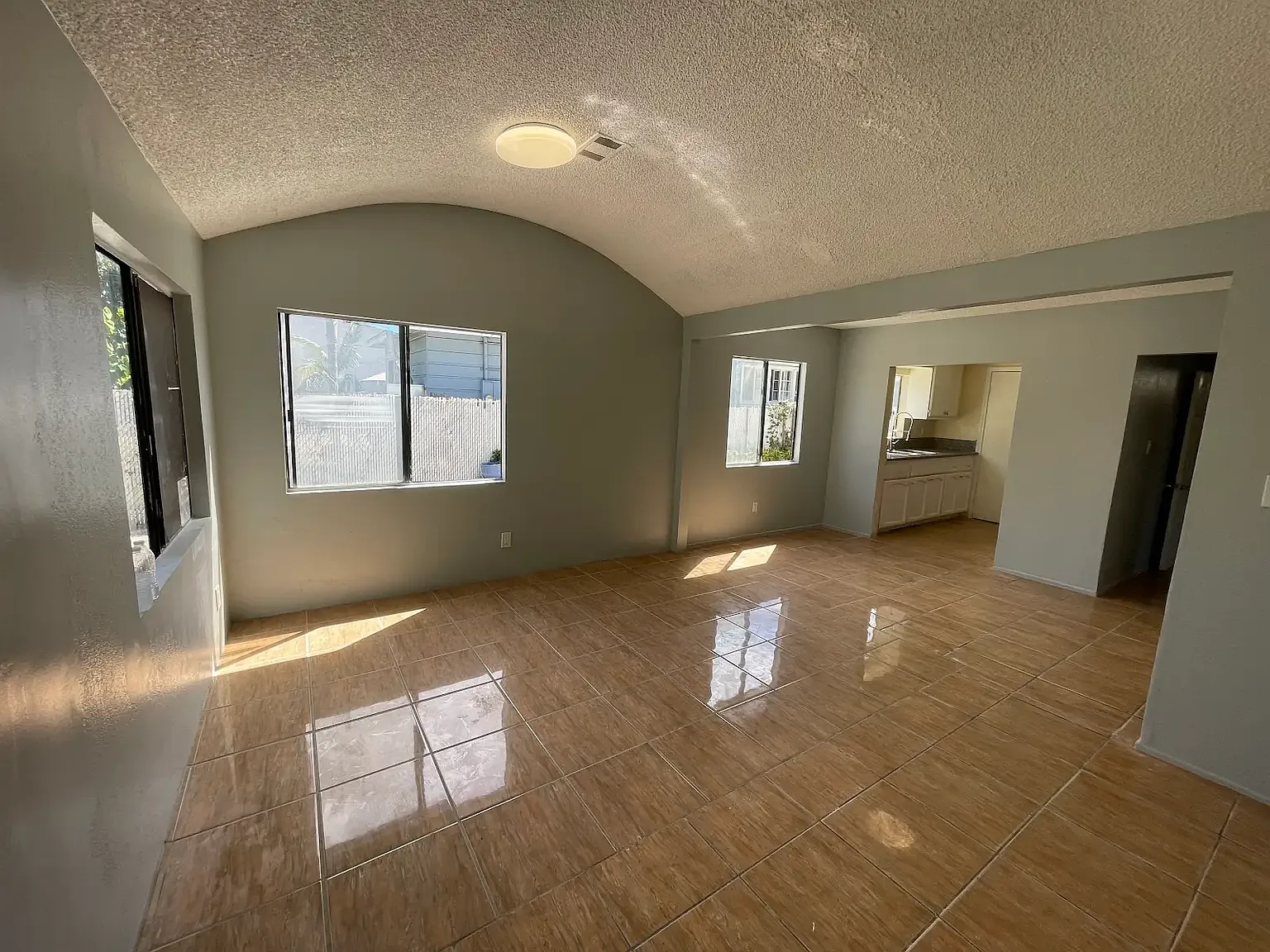 3 bed, 1200 sqft, $3,300 — Photo 1