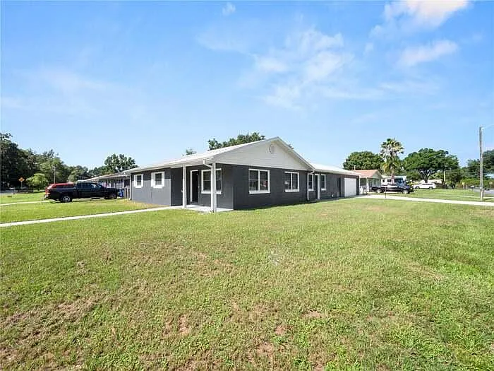 3 bed, 2.0 bath, 1114 sqft, $2,400 — Photo 2