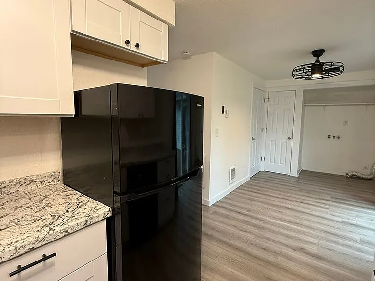 925 Avenue G — Photo 9