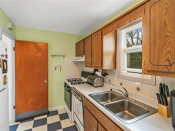 2nd image of 26389 Leslie Ave