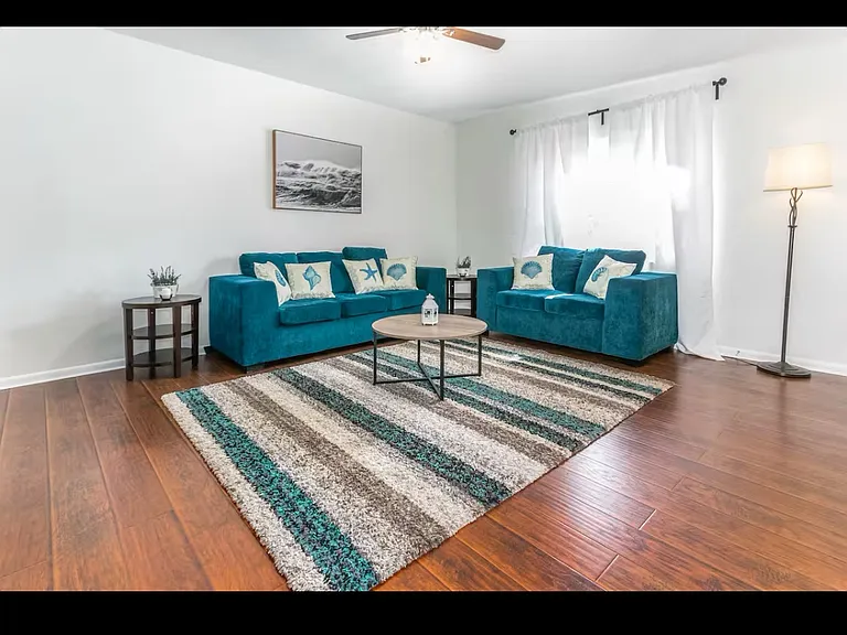 1221 Lynn Ave — Photo 2
