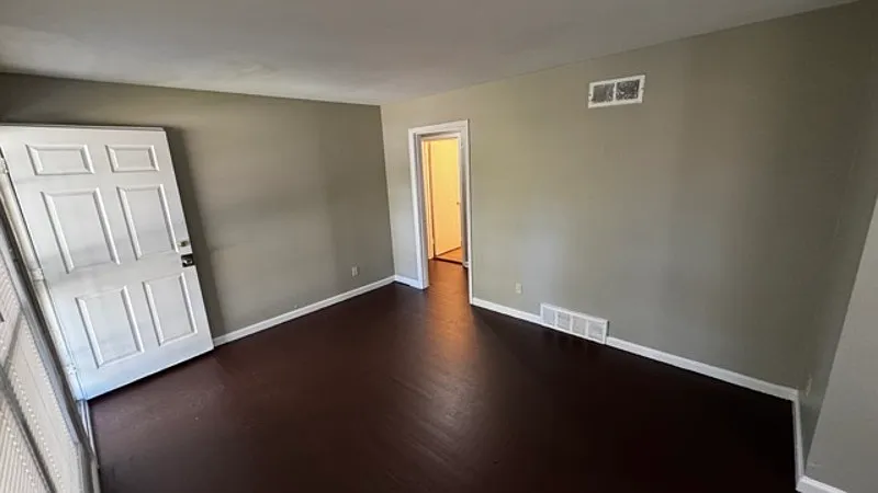 3 bed, 1.0 bath, 900 sqft, $895 — Photo 2