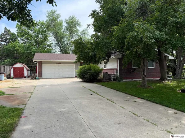 2327 S Canterbury Ln, Lincoln, NE 68512