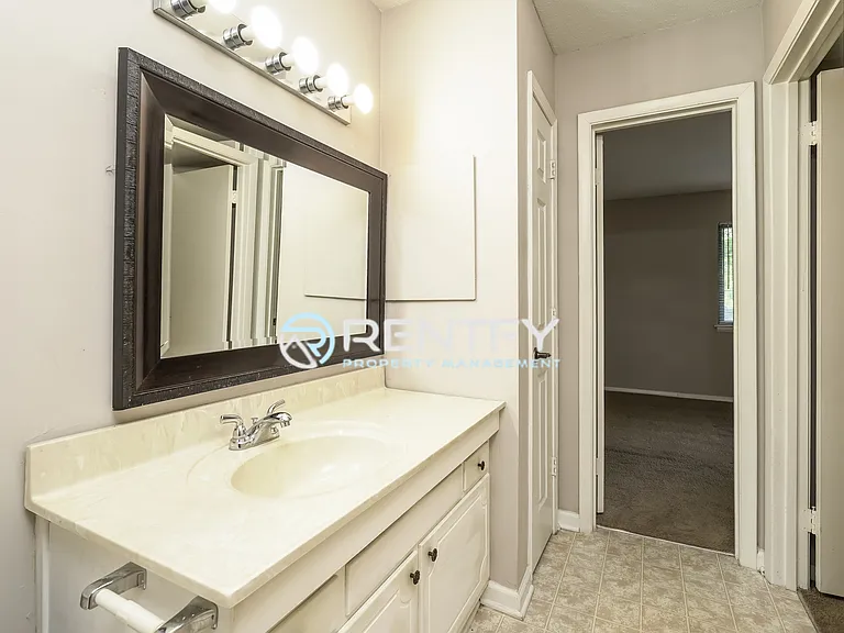 2260 Sunderland Rd #83W — Photo 8