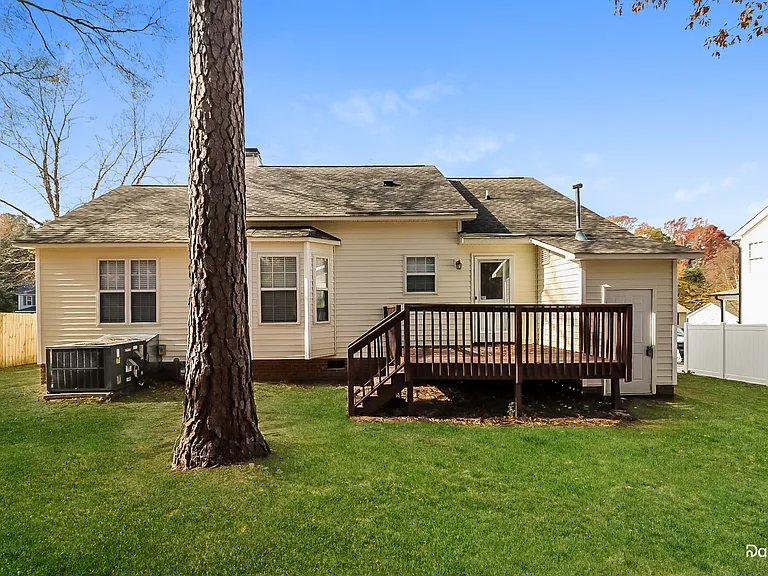 312 Hocutt Dr — Photo 15